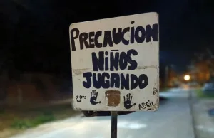 Freno a la tierra de nadie: vecinos de Funes señalizan calles para que los niños jueguen seguros