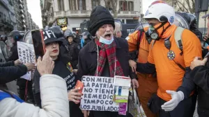 Organizaciones sociales y sindicatos marchan con los jubilados para repudiar el veto de Milei contra el aumento previsional