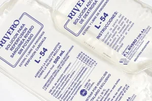 laboratorio con suero y ampollas con fallas