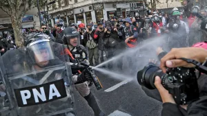 Una vez más la Policía de Bullrich reprimió a los manifestantes en la marcha de los jubilados en el Congreso