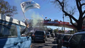 Una enorme caravana recorrió las calles porteñas en defensa de la comunicación y los medios públicos