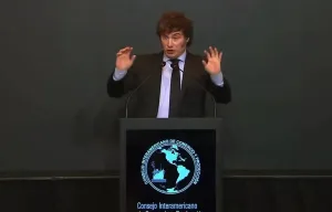 Milei huye hacia adelante: los incidentes durante la caravana proselitista y la causa de las coimas son "operetas" de la casta