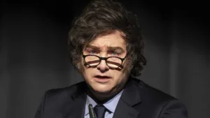 La confianza en el gobierno de Milei cayó 13% en agosto y tocó su nivel más bajo desde que asumió