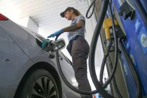 El impuesto a los combustibles se ajustará por inflación y se vienen nuevos aumentos de las naftas