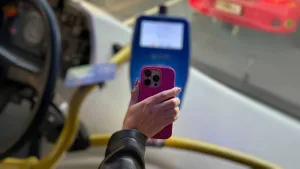 imagen ilustrativa pagando colectivo con QR desde celular