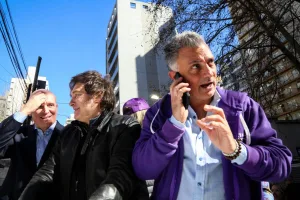 El jefe de la campaña bonaerense de Milei llamó "discapacitados" a quienes agredieron a la caravana presidencial
