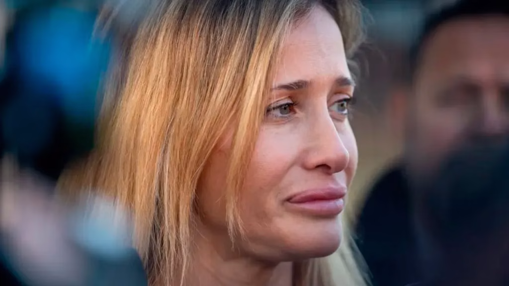 Julieta Prandi en la puerta de los tribunales