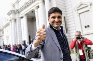 Maximiliano Pullaro hace señas de ok con el dedo