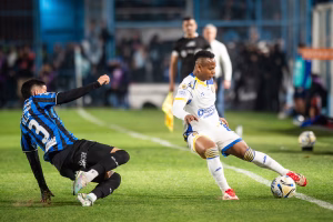 Jaminton Campaz contralo la pelota