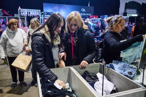 Gente busca ropa en Rosario Outlet