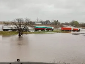 La lluvia no da tregua y ya hace estragos: cerraron preventivamente la ruta 33 por anegamientos entre Pujato y la A012