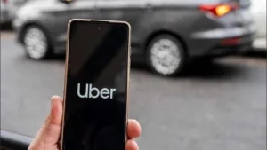 Desde el gremio de taxistas cruzaron a Uber por el conductor que desvió el viaje de una joven