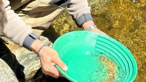 Revive una antigua propuesta turística pese al dólar barato de Javier Milei: buscar oro en un río de San Luis