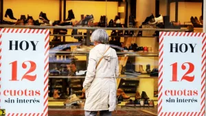 Las ventas minoristas cayeron 2,6% interanual en agosto y crece la dependencia de promociones y planes de pago