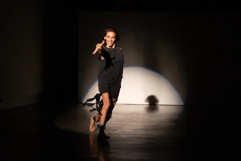 La obra  de  danza y autoficción “Materia bruta”, de Inés Armas y Juan Salvador Giménez Farfán, se presenta en el CEC