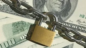 Reinstauran una medida del cepo al dólar para los ahorristas: quien compre en el oficial no podrá vender en el MEP y CCL