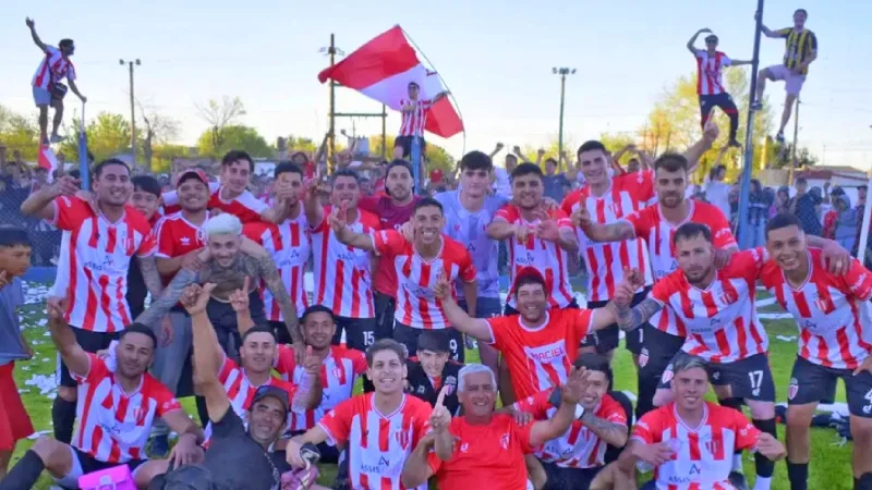 El festejo del plantel de Club Maciel tras ganarle el Clásico a Alba Argentina como visitante