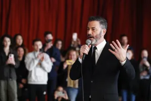 Escándalo en Estados Unidos: una fervorosa ola de apoyo a Jimmy Kimmel frente a la suspensión de su programa