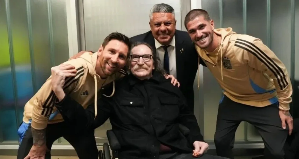 Encuentro de ídolos: el abrazo de Charly García, Lionel  Messi, Rodrigo de Paul y Chiqui Tapia