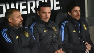 Lionel Scaloni, entrenador de la Seleccion Argentina junto a Aymar y Samuel