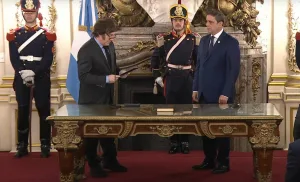 Javier Milei le tomó juramento este lunes a Lisandro Catalán como ministro del Interior