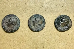 Hallazgo histórico: encontraron tres medallas de bronce del siglo XV en las obras del subte de Roma