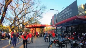 Newell's, hinchas se manifiestan en la puerta del estadio.
