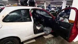 Auto en el estacionamiento y el niño estaba adentro