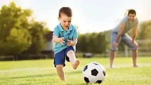 Nene jugando al fútbol