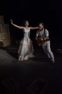 “Desde el borde”: un viaje escénico a través del cruce del mundo de los vivos con el mundo de los muertos