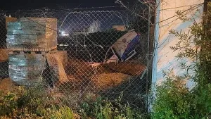 Robaron una ambulancia y en la persecución policial el vehículo terminó en una pileta