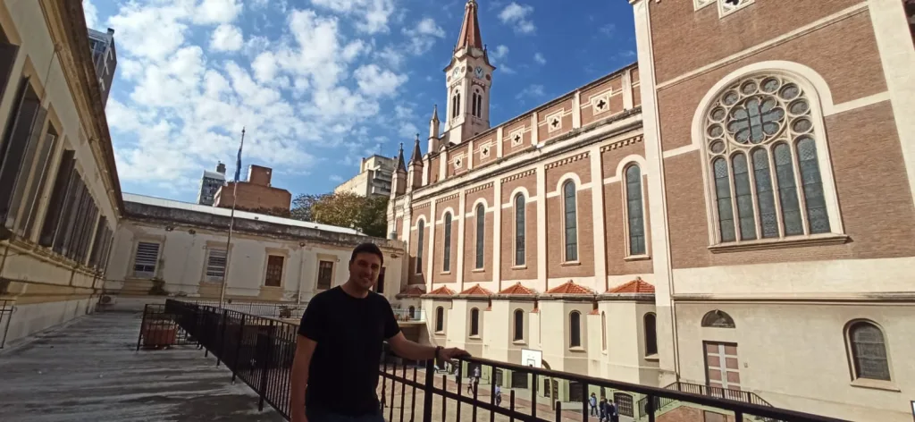 Paolo Stenta en el Colegio san José donde se ve el reloj de la torre