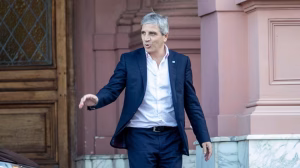 Luis Caputo ratificó que el Banco Central intervendrá si el dólar toca el techo de la banda