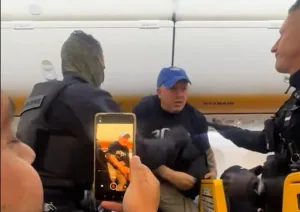 Aterrizaje de emergencia: una despedida de soltero complicó un vuelo comercial