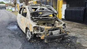 Auto incendiado