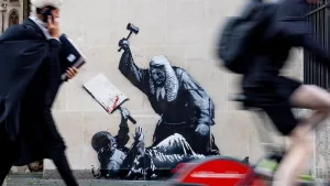 El artista callejero Bansky reapareció en Londres con un mural que taparon en pocas horas