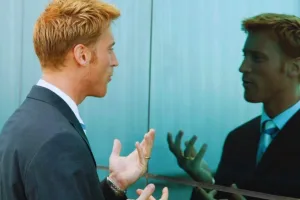 Hablar solo y lo que revela de nosotros: la psicología tiene una explicación inesperada