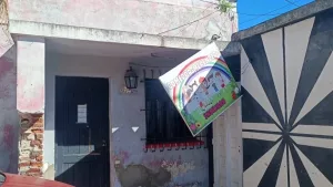 Allanamiento por error destrozó un comedor barrial: piden puertas y ayuda a la dueña