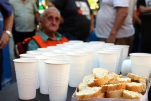 Ni siquiera para un mate cocido: Pami suspendió el desayuno a los jubilados que se hacen análisis de sangre