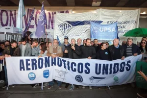Asambleas en los 21 aeropuertos del país por reclamos salariales y de seguridad auguran un lunes con vuelos retrasados