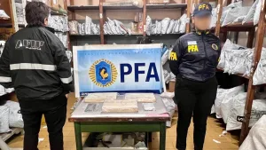 Evasión fiscal en el Correo: desbaratan red de funcionarios que vendía encomiendas a la mitad de las tasas aduaneras 