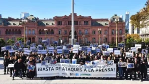 Periodistas se suman a la marcha de jubilados por los seis meses del ataque a Pablo Grillo