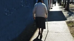 Demandó a sus hermanos para que paguen la cuota alimentaria y la ayuden a mantener a su mamá