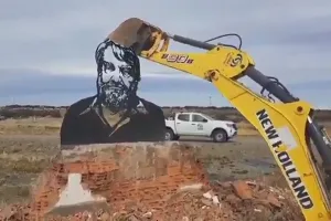 A 6 meses de la destrucción del monumento a Osvaldo Bayer, la familia denuncia un nuevo ataque a su memoria