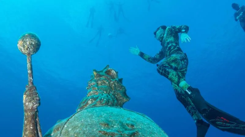 Sumergite más allá de los límites: los sitios icónicos de  Islas Caimán te esperan