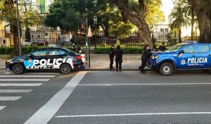 Dejaron otro trapo con amenazas a una banda, esta vez en la puerta de un canal de TV