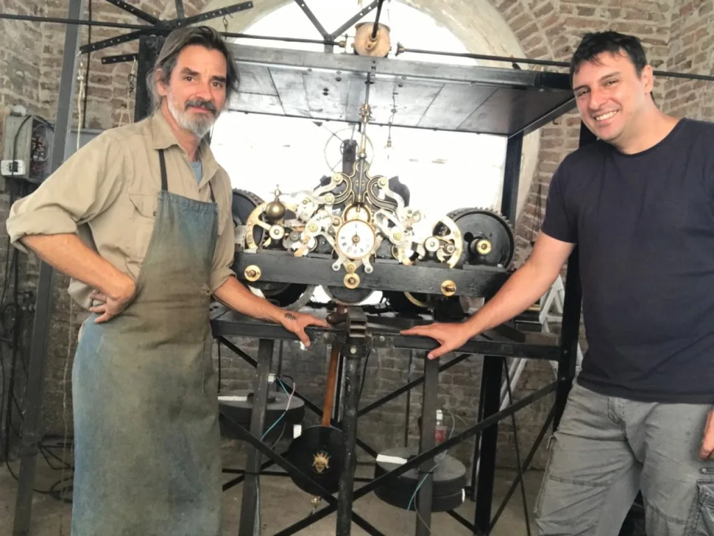 Carlos Ducler y Paolo Stenta en el reloj de la Iglesia María Auxiliadora