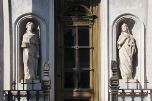 El cementerio El Salvador invita a un recorrido guiado por el simbolismo masónico