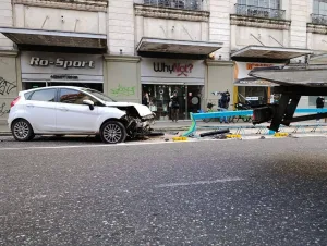 Un auto chocó contra la estación de bicicletas públicas ubicadas en Salta y Oroño