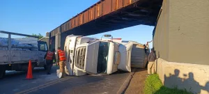 Camión chocó contra un puente en la ruta 33 y volcó: tránsito complicado entre Rosario y Pérez